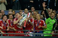 Fussball Champions League Finale 2013:  JUBEL Bastian Schweinsteiger (FC Bayern Muenchen) mit Pokal