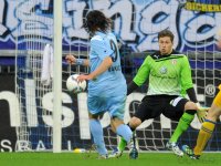 2. Fussball Bundesliga:  Tor zum 2:0 Djordje Rakic (li, 1860 Muenchen) gegen Daniel Davari (Eintracht Braunschweig)