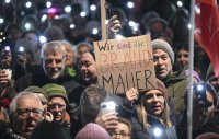 Lichtermeer fuer die Demokratie auf dem Tuebinger Marktplatz