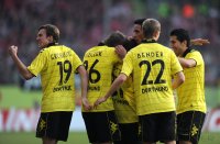 1. Fussball Bundesliga: (v. li.) Dortmund Jubel nach dem Tor zum 0:1 Kevin Grosskreutz, Lukasz Piszczek, Mario Goetze, Lucas Barrios, Sven Bender, Nuri Sahin