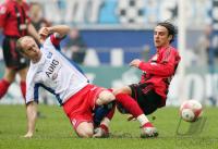 Fussball 1. Bundesliga: Hamburg - Leverkusen, Zweikampf