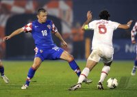 Fussball Nationalmannschaft : Ivica Olic (li, Kroatien) gegen Hamit Altintop (Tuerkei)