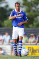 FUSSBALL, 1. BUNDESLIGA, SAISON 2010/2010: Schalke: METZELDER Einzelaktion