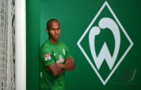 Fussball 1. Bundesliga, Saison 2012/2013, Werder Bremen: Theodor Gebre Selassie im exklusiven Pressefoto ULMER Fotoshooting