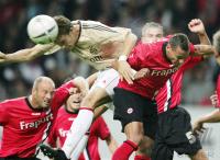 Fussball 1. Bundesliga: Frankfurt - Bayern, Zweikampf