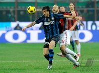 FUSSBALL SERIE A: Diego Milito  (li, Inter) gegen Gianluca Zambrotta (re, AC Mailand)