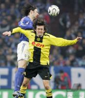 Fussball 1. Bundesliga: Schalke - Dortmund, Zweikampf