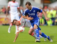 Fussball 1. Bundesliga :  Rafinha (li, FC Bayern Muenchen) gegen Thomass Bachinger (re, Ismaning)
