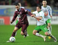 Fussball 1. Bundesliga, Saison 2011/2012: Christian Tiffert (li, 1. FC Kaiserslautern)  gegen Aleksandar Ignjovski (SV Werder Bremen)