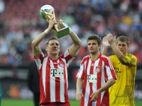 Fussball Supercup: JUBEL mit dem SUPERCUP Bastian Schweinsteiger, Thomas Mueller (v. li., FC Bayern Muenchen)
