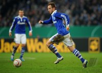 Fussball: DFB Pokal  Saison 2010/2011, Viertelfinale: Schalke RAKITIC am Ball