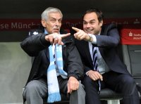 Fussball 2. Bundesliga:  InFussball 2. Bundesliga:  (v. li.) Praesident Dieter Schneider mit Manager Robert Schaefer  (TSV 1860 Muenchen)
