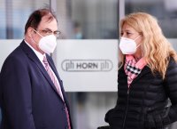 Uebergabe Corona-Schnelltests DRK-Kreisvorsitzende Aerztin Dr.Federle