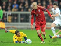 Fussball CHL  Saison 2011/2012:  Torwart Yann Sommer (li, FC Basel) gegen Arjen Robben (FC Bayern Muenchen)