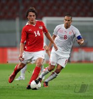 FUSSBALL NATIONALMANNSCHAFT: Julian BAUMGARTLINGER (li, Oesterreich) gegen Goekhan INLER (re, Schweiz)