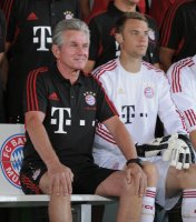 Fussball 1. Bundesliga 2010/2011: Torwart Manuel Neuer (FC Bayern Muenchen) und Trainer Jupp Heynckes  (FC Bayern Muenchen)