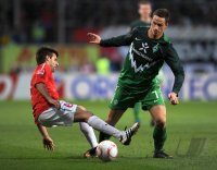 1. Fussball Bundesliga: Marco Caligiuri (li, 1. FSV Mainz 05) gegen Marko Arnautovic (re, SV Werder Bremen)