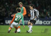 Fussball CL: Bremen - Turin, Zweikampf