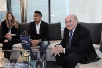 Fussball  International  FIFA Praesident Blatter (Schweiz) und Kevin Prince Boateng (AC Mailand)