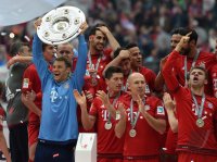 Fussball, 1. Bundesliga  Saison 13/14: Jubel FC Bayern Muenchen mit Schale