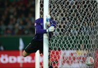 Fussball 1. Bundesliga Saison 12/13: Enttaeuschung Torwart Christian Wetklo (1. FSV Mainz 05)