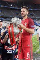 Fussball Europameisterschaft 2016 Finale: JUBEL Joao Moutinho (Portugal) mit Pokal