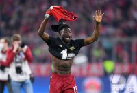 Fussball 1. Bundesliga Saison 21/22: JUBEL FC Bayern Muenchen feiert die 32. Meisterschaft