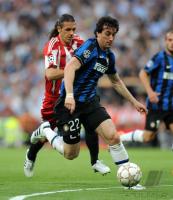 Fussball Champions League Finale: Martin Demichelis (li, FCB) gegen Diego Milito  (re, Inter)