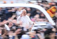Papst Leo XIV.  bei der Weihnachtsbotschaft und dem Urbi Et Orbi Segen