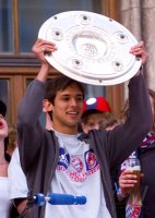 Fussball:  Roque Santa Cruz jubelt mit Meisterschale