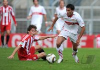 Fussball 3. Bundesliga:  Mario Erb (li, FC Bayern II) gegen Oeztuerk Karatas (re, Stuttgart II)