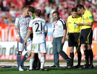 Fussball 1. Bundesliga : Nach dem Spiel bekommt Arjen Robben (NICHT AUF DEM BILD, FC Bayern Muenchen) von Schri Knut Kircher  ( re, im Bild) die ROTE KARTE, Diskusion mit Philipp Lahm , Bastian Schweinsteiger (FC Bayern Muenchen)