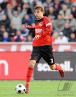 FUSSBALL 1. BUNDESLIGA: Leverkusen, HENRIQUE Einzelaktion