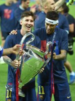 Fussball Champions League Finale 2015: JUBEL Lionel Messi (Barca) und Neymar (Barca) mit CHL Pokal