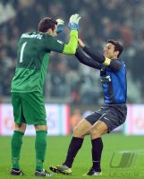 FUSSBALL SERIE A: Jubel Torwart Samir Handanovic und Javier Zanetti (v. li., Inter Mailand)