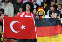 Fussball International EM 2012-Qualifikation: Tuerkische mit Deutschen Fans und Fahnen
