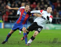 Fussball CHL  Saison 2011/2012: David Abraham (li, FC Basel) gegen Wayne Rooney  (Manchester United FC)