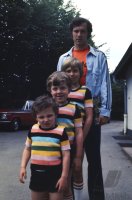 Fussball 1. Bundesliga Saison 1971/1972: Beckenbauer mit seinen Soehnen.