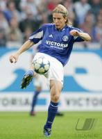 Fussball 1. Bundesliga: Schalke, POULSEN Einzelaktion am Ball