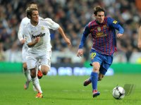 FUSSBALL International  COPA DEL REY  11/12:  Fabio Coentrao (li, Real Madrid) gegen Lionel Messi (Barca)