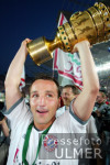 Fussball DFB-POKAL: BAYERN - LAUTERN, JEREMIES mit Pokal