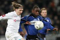 Fussball 1. Bundesliga: Moenchengladbach - Bielefeld, Zweikampf