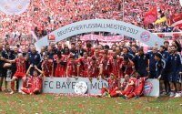 Fussball, 1. Bundesliga  Saison 16/17: Jubel FC Bayern Muenchen mit Schale
