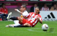 Fussball 1. Bundesliga: Martin Demichelis (re, FCB) gegen Mimoun Azaouagh (li, Bochum)