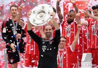 Fussball, 1. Bundesliga  Saison 16/17: Jubel FC Bayern Muenchen mit Schale