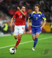 Fussball International EM 2012-Qualifikation: Martin HARNIK (li, Oesterreich) gegen Alexandr Kirov (re, Kasachstan)