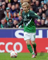 Fussball: 1. Bundesliga Saison 2010/2011: Bremen, MARIN am Ball