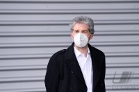 Uebergabe Corona-Schnelltests an Tuebingens Oberbuergermeister Palmer (Die Gruenen)