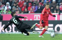 Fussball 1. Bundesliga, Saison 2011/2012:  Mathias Abel (li, 1. FC Kaiserslautern)  gegen Ivica Olic (FC Bayern Muenchen)