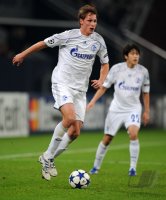 Fussball: Champions League, Saison 2010/2011: Schalke, HOEWEDES Einzelaktion